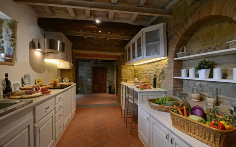 Torre la Ripa 8: Meubles, Design Intérieur, Cuisine, Sol, Bois, Comptoir, Sol, Plafond, Cabinetry, Éclairage
