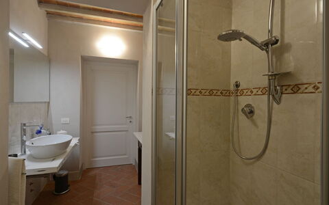 Torre la Ripa 8: Mur, Sol, Salle De Bains, Luminaire Plomberie, Sol, Design Intérieur, Bois, Lavabo, Plafond, Pièce