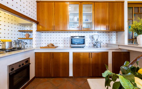 Villa Desiderio 9: Cuisine, Comptoir, Appareil De Cuisine, Cabinetry, Design Intérieur, Principaux Appliance, Sol, Bois, Meubles, Éclairage