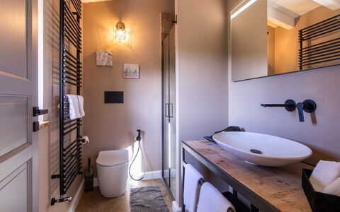 Cottage Violapo 6+2: Design Intérieur, Luminaire Plomberie, Mur, Salle De Bains, Sol, Sol, Bois, Meubles, Robinet, Pièce