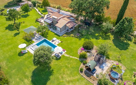 Cottage Violapo 6+2: Zone Résidentielle, Piscine, Jardin, Biens, Domicile, Pelouse, Recours, Banlieue, Aménagement Paysager, Vue Du Ciel