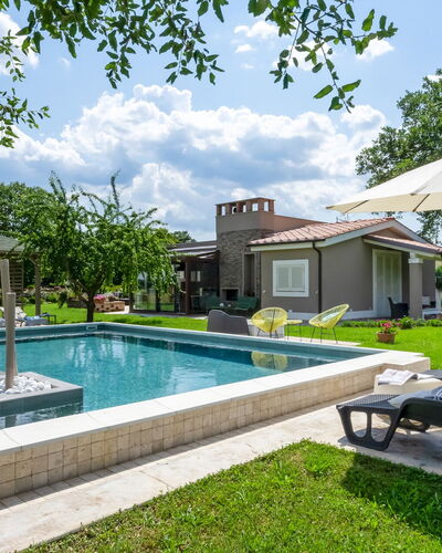 Cottage Violapo 6+2: Piscine, Zone Résidentielle, Recours, Jardin, Lot Terre, Domicile, Biens, Arrière-Cour, Aménagement Paysager, Caractéristique De L'Eau