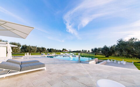 La Perla tra Gli Ulivi 12: Bleu, Composite, Piscine, Aménagement Paysager, Jardin, Ombre, Biens, Pelouse, Conception, Parc