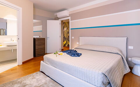 La Perla tra Gli Ulivi 12: Design Intérieur, Chambre, Sol, Sol, Meubles, Lit, Plafond, Pièce, Drap De Lit, Domicile