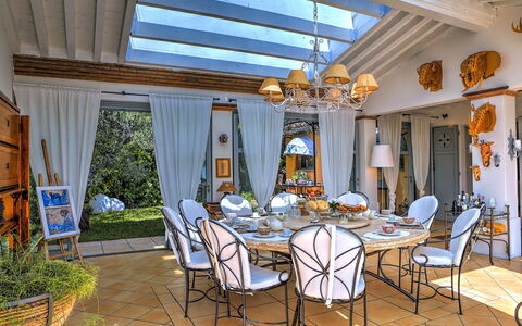 Villa le Cave 12: Meubles, Chaise, Table, Design Intérieur, Table Cuisine Et Salle A Manger, Éclairage, Salle À Manger, Plafond, Domicile, Recours
