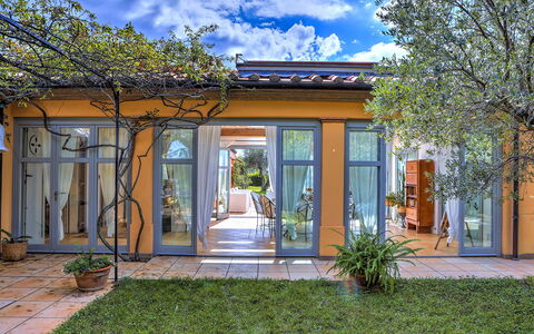 Villa le Cave 12: Porte, Domicile, Façade, Architecture, Biens, Pot De Fleur, Accueil Porte, Jardin, Ombre, Eco Hôtel