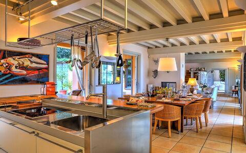 Villa le Cave 12: Design Intérieur, Meubles, Plafond, Éclairage, Cuisine, Sol, Comptoir, Chaise, Table Cuisine Et Salle A Manger, Luminaire