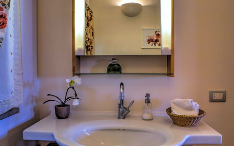 Villa le Cave 12: Lavabo, Miroir, Évier, Luminaire Plomberie, Design Intérieur, Salle De Bains, Robinet, Plomberie, Éclairage, Pièce