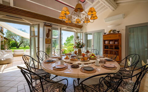 Villa le Cave 12: Meubles, Chaise, Table, Table Cuisine Et Salle A Manger, Design Intérieur, Salle À Manger, Éclairage, Plafond, Tache De Bois, Restaurant