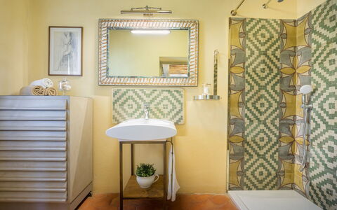 Villa Zaca 6: Mur, Design Intérieur, Sol, Jaune, Sol, Plafond, Tuile, Salle De Bains, Luminaire Plomberie, Pièce