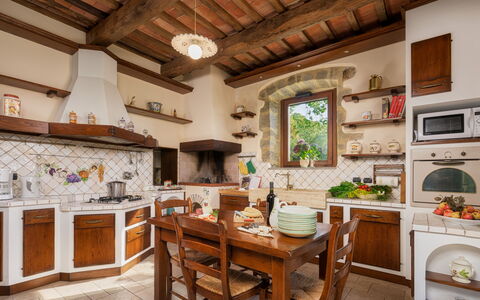 Casale del Castagneto 8: Meubles, Design Intérieur, Cuisine, Sol, Domicile, Table, Pièce, Table Cuisine Et Salle A Manger, Chaise, Comptoir