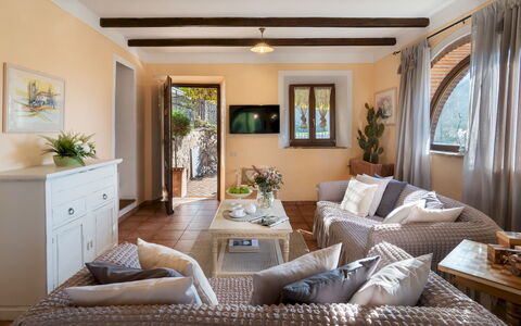 Villa Beltramonto 14: Meubles, Design Intérieur, Canapé, Sol, Mur, Sol, Pièce, Table, Bois, Salon
