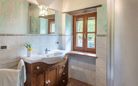 Casa Largnano 6+2: Design Intérieur, Luminaire Plomberie, Sol, Lavabo, Bois, Salle De Bains, Robinet, Sol, Évier, Armoire De Toilette