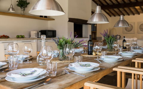 Villa Carmeli 12+2: Meubles, Design Intérieur, Table, Vaisselle, Salle À Manger, Table Cuisine Et Salle A Manger, Chaise, Pièce, Éclairage, Serveware