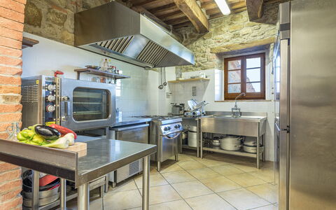 Podere le Corone 14: Cuisine, Appareil De Cuisine, Comptoir, Principaux Appliance, Cuisinière, Électroménager, Le Fourneau, Cabinetry, Meubles, Sol