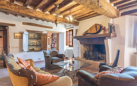 Podere le Corone 14: Meubles, Mur, Bois, Design Intérieur, Domicile, Sol, Plafond, Maison, Salon, Pièce
