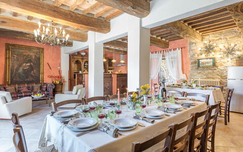 Podere le Corone 14: Meubles, Design Intérieur, Table, Chaise, Bois, Sol, Table Cuisine Et Salle A Manger, Plafond, Salle À Manger, Éclairage