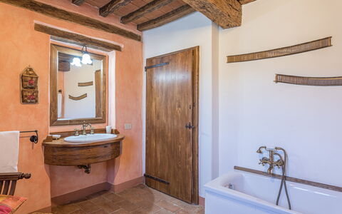 Podere le Corone 14: Luminaire Plomberie, Plomberie, Dur, Robinet, Tache De Bois, Planche, Hôtel, Salle De Bains