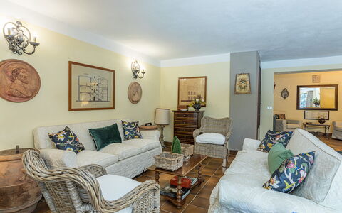 Villa Rinaldi 6: Meubles, Design Intérieur, Canapé, Mur, Sol, Salon, Bois, Sol, Pièce, Table