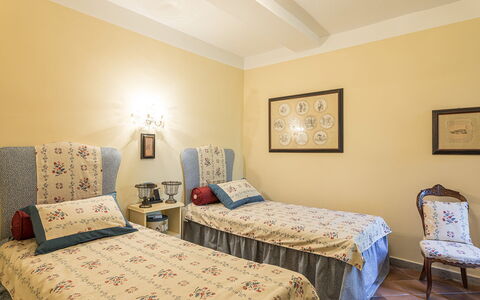 Villa Rinaldi 6: Meubles, Lit, Design Intérieur, Chambre, Literie, Mur, Drap De Lit, Pièce, Sol, Linge