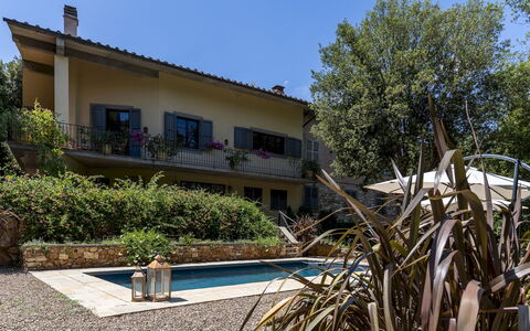 Villa Rinaldi 6: Maison, Zone Résidentielle, Arbuste, Domicile, Jardin, Ombre, Arrière-Cour, Biens, Aménagement Paysager