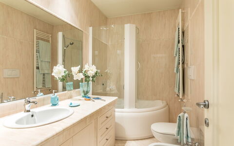 Villa Mimmina 8: Salle De Bains, Design Intérieur, Sol, Luminaire Plomberie, Lavabo, Évier, Sol, Mur, Miroir, Comptoir