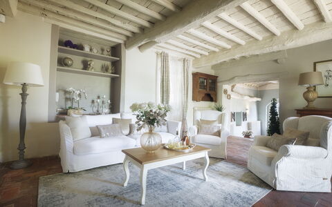 Villa Marraccini 8: Meubles, Design Intérieur, Canapé, Mur, Salon, Pièce, Domicile, Sol, Plafond, Throw Pillow