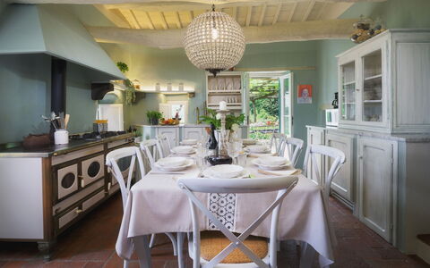 Villa Marraccini 8: Meubles, Design Intérieur, Table, Cuisine, Chaise, Plafond, Éclairage, Table Cuisine Et Salle A Manger, Vaisselle, Domicile