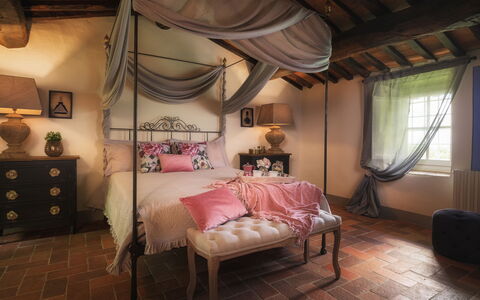 Villa Marraccini 8: Meubles, Lit, Design Intérieur, Chambre, Literie, Linge, Drap De Lit, Textile, Domicile, Éclairage