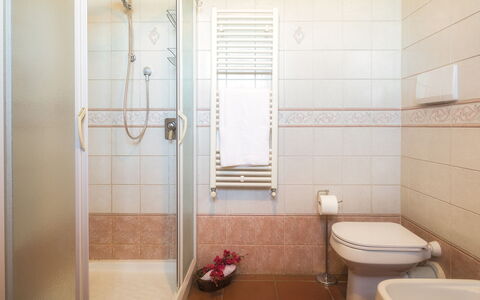 La Panoramica 8: Salle De Bains, Luminaire Plomberie, Sol, Design Intérieur, Sol, Lavabo, Toilette, Évier, Plomberie, Robinet
