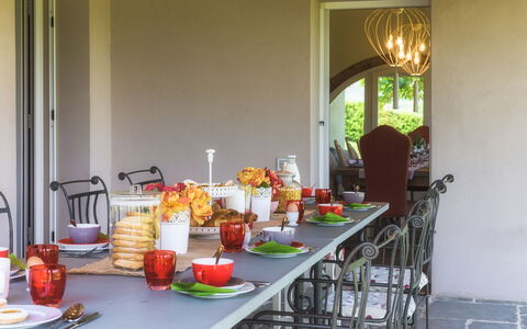 Villa Il Magnifico 10: Meubles, Vaisselle, Table, Chaise, Design Intérieur, Table Cuisine Et Salle A Manger, Serveware, Drinkware, Aliments, Restaurant