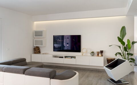 Villa Pietro 10: Meubles, Design Intérieur, Mur, Sol, Bois, Télévision, Plafond, Salon, Sol, Pièce