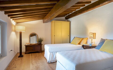 Country House Lo Spigo 4: Meubles, Design Intérieur, Mur, Sol, Sol, Bois, Lit, Plafond, Chambre, Pièce