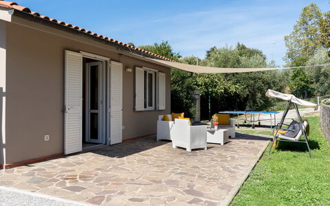 Villa Cristina 3: Mobilier De Jardin, Domicile, Toit, Ombre, Porte, Chalet, Chaise, Porche, Tableau De Plein Air, Arrière-Cour
