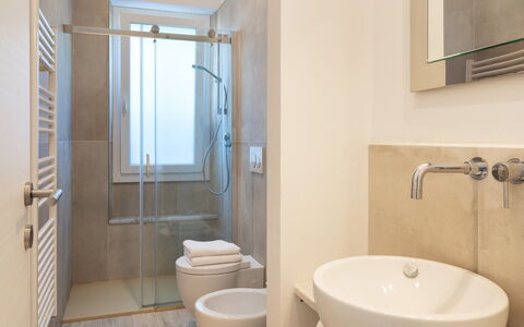 Villa Cristina 3: Salle De Bains, Sol, Luminaire Plomberie, Sol, Design Intérieur, Mur, Toilette, Lavabo, Évier, Siège De Toilette