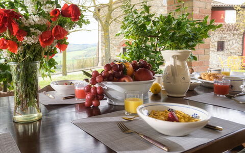 Villa le Logge 12: Vaisselle, Meubles, Table, Aliments, Serveware, Fruit, Drinkware, Vaisselle, Assiette, Porcelaine