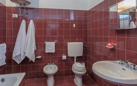 Villa le Logge 12: Salle De Bains, Luminaire Plomberie, Design Intérieur, Sol, Évier, Lavabo, Sol, Robinet, Siège De Toilette, Toilette