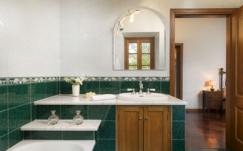 Fonte Pinella 8: Luminaire Plomberie, Lavabo, Évier, Design Intérieur, Robinet, Sol, Salle De Bains, Comptoir, Armoire De Toilette, Plomberie