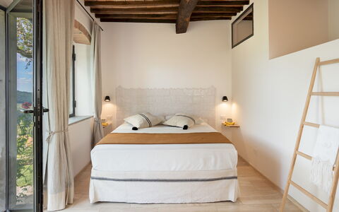 Poggio Novoli 6: Lit, Chambre, Mur, Literie, Design Intérieur, Drap De Lit, Meubles, Pièce, Linge, Sol