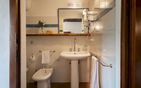 Borgo Gallinaio 32: Salle De Bains, Lavabo, Mur, Luminaire Plomberie, Sol, Design Intérieur, Bois, Sol, Évier, Robinet