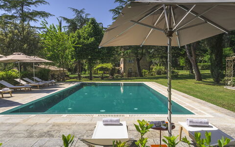 Villa Metelliano 10: Piscine, Arbre, Mobilier De Jardin, Recours, Parapluie, Meubles, Ombre, Jardin, Biens, Aménagement Paysager