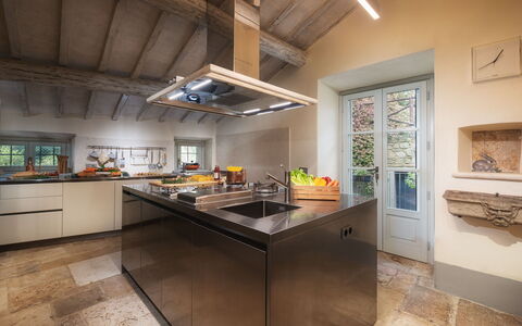 Villa Metelliano 10: Cuisine, Design Intérieur, Comptoir, Sol, Meubles, Appareil De Cuisine, Bois, Plafond, Cabinetry, Sol