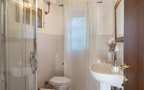 Casa la Fenice 8+2: Sol, Sol, Design Intérieur, Luminaire Plomberie, Toilette, Éclairage, Salle De Bains, Pièce, Porte, Siège De Toilette