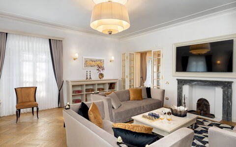 Villa Irma 10: Meubles, Design Intérieur, Sol, Sol, Canapé, Mur, Salon, Bois, Plafond, Pièce