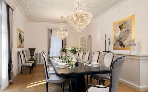 Villa Irma 10: Meubles, Design Intérieur, Salle À Manger, Chaise, Table, Luminaire, Lustre, Sol, Bois, Plafond