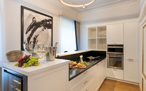 Villa Irma 10: Cuisine, Comptoir, Cabinetry, Appareil De Cuisine, Design Intérieur, Meubles, Sol, Principaux Appliance, Bois, Plafond