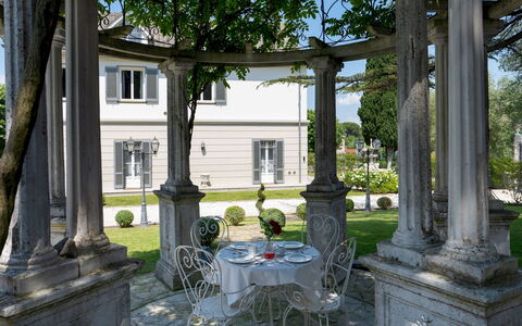 Villa Irma 10: Colonne, Porche, Biens, Moulage, Jardin, Pot De Fleur, Ombre, Manoir, Cour, Aménagement Paysager