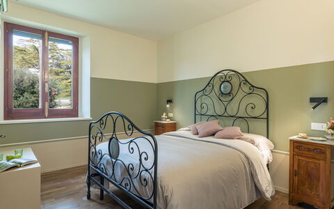 Villa Anna Elisa 8: Design Intérieur, Meubles, Chambre, Mur, Lit, Literie, Drap De Lit, Sol, Plafond, Bois