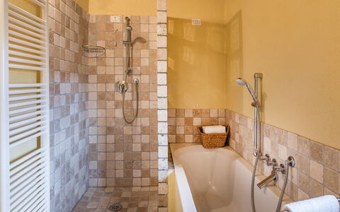 Casale Mollina 6+2: Salle De Bains, Luminaire Plomberie, Baignoire, Sol, Mur, Sol, Design Intérieur, Plomberie, Tuile, Robinet