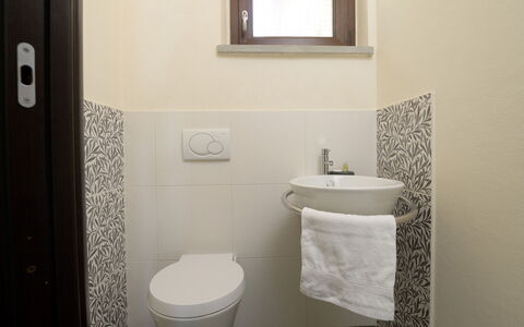 Villa Maggiorana 10: Salle De Bains, Luminaire Plomberie, Sol, Siège De Toilette, Sol, Toilette, Design Intérieur, Lavabo, Plomberie, Évier